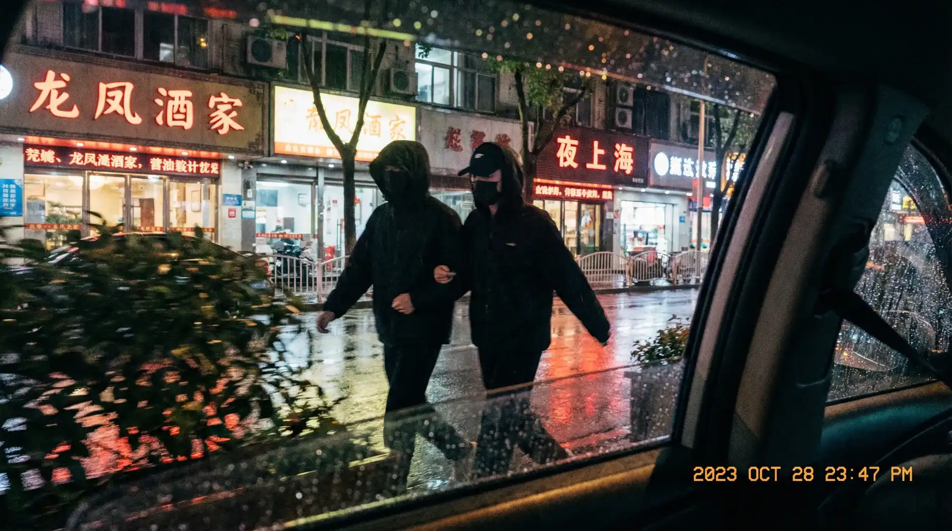 今日看料-每日热门内幕报道|爆料最新素材|全网独家发布 - 顶流明星深夜密会现场抓拍照片